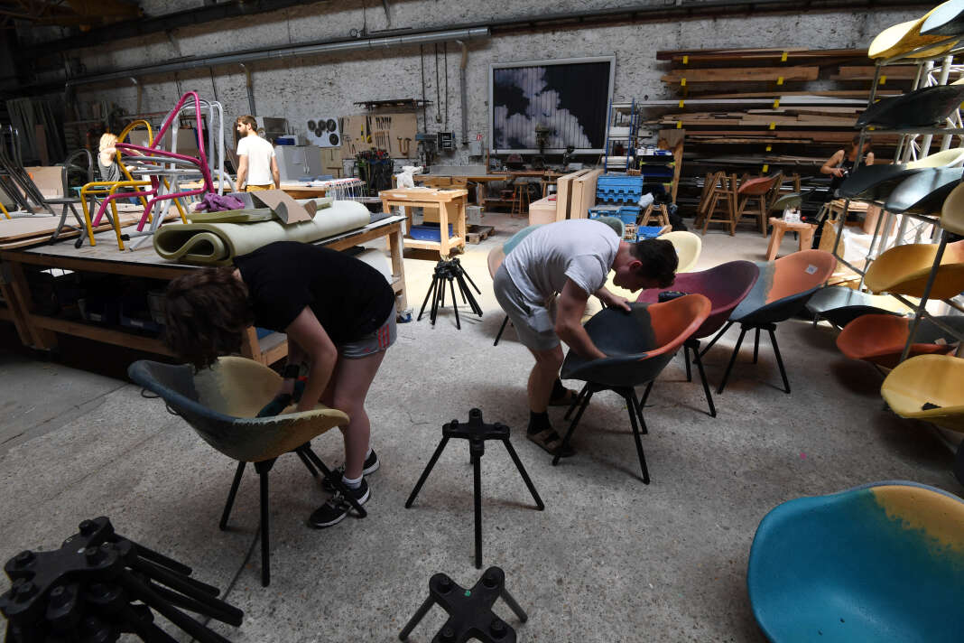 Des salariés de la Camif fabriquent des chaises à partir de matériaux recyclés, à Ivry-sur-Seine (Val-de-Marne), en juin?2017.