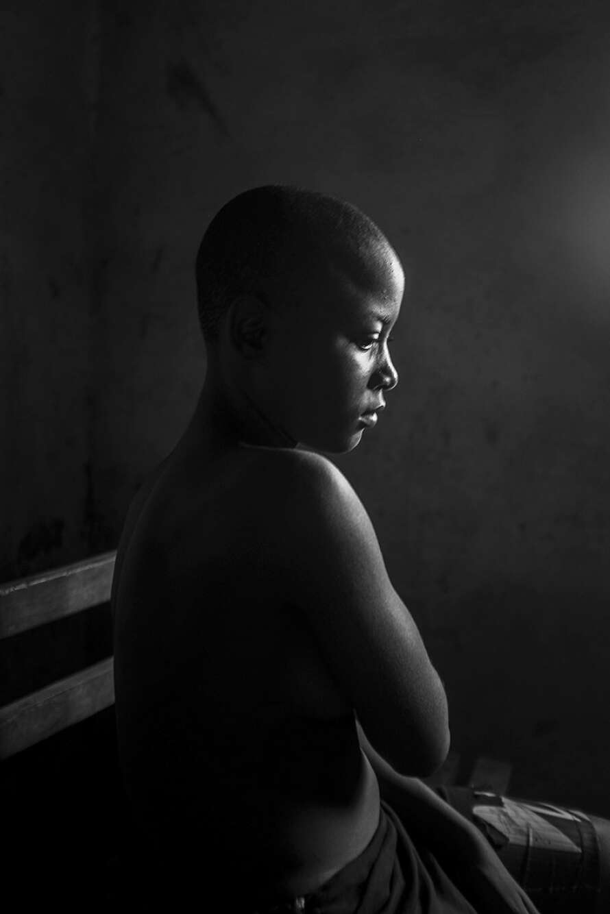 « Banned Beauty » montre Kamini Tontines, 12 ans, originaire de Bafang, dans l’ouest du Cameroun, cachant ses seins après que sa mère les ait repassés, une pratique traditionnelle au Cameroun.