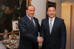 LIVIO ANTICOLI / AFP Le nouveau propriétaire du Milan AC, Li Yonghong, et son prédécesseur Silvio Berlusconi, le 13 avril 2017.