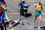 TRACEY NEARMY / AP Michael Shelley dépasse Callum Hawkins lors du marathon des Jeux du Commonwealth, à environ deux kilomètres de la ligne d’arrivée.