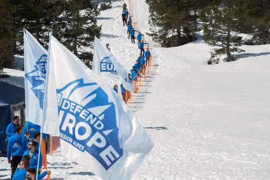 Des membres de Génération identitaire ont matérialisé une « frontière symbolique », au col de l’Echelle (Hautes-Alpes), le 21 avril.