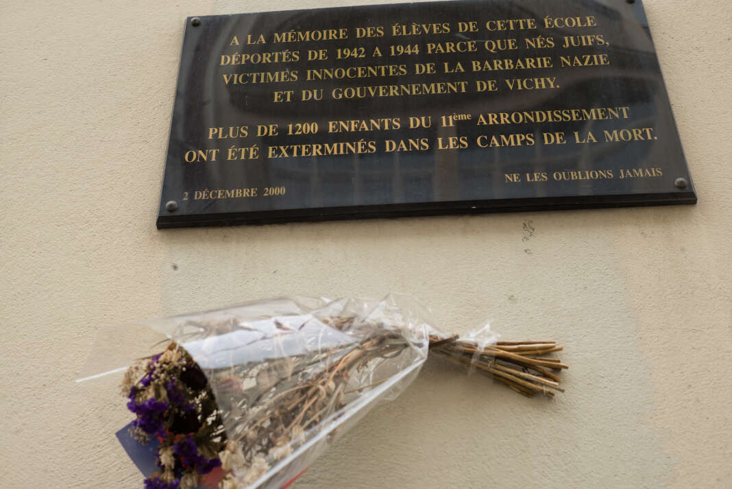 Plaque à la mémoire des 1200 enfants exterminés dans les camps de la mort nazis, devant l'école cité Voltaire.
