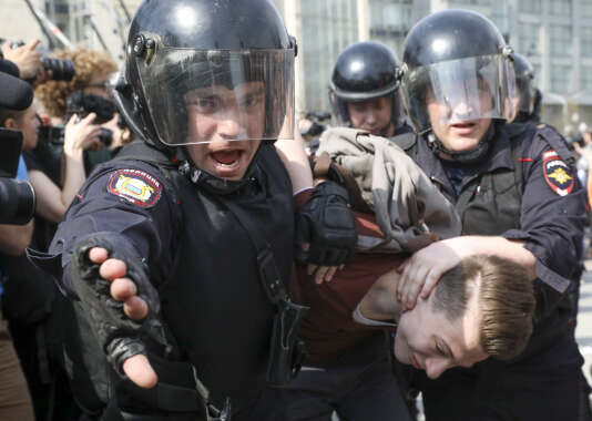 Arrestation d’un manifestant anti-Poutine, sur le square Pouchkine, à Moscou, le 5 mai.