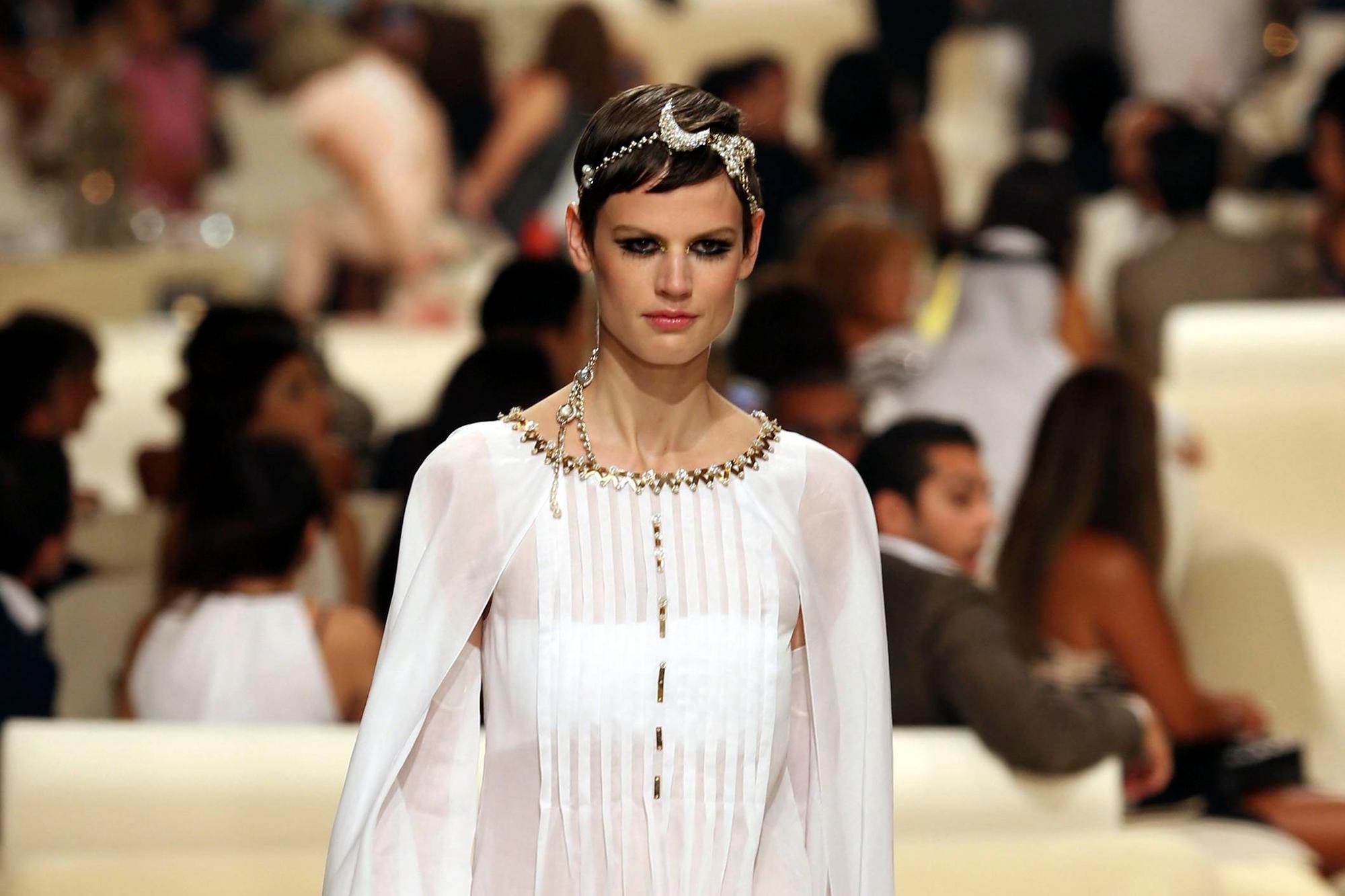 En images le défilé Chanel à Dubaï