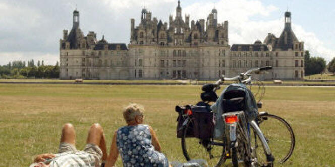 Des cyclotouristes devant le château de Chambord, le 31 juillet 2002.