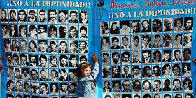 Un enfant devant des photos de victimes du plan Condor au Chili