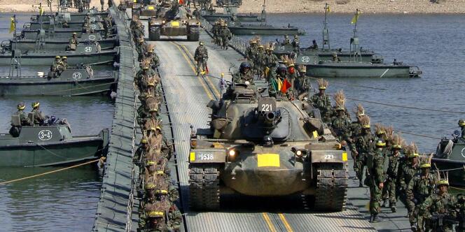 L'armée sud-coréenne entame une manœuvre de franchissement de fleuve au cours d'un exercice annuel militaire, le 29 mars 2005. 