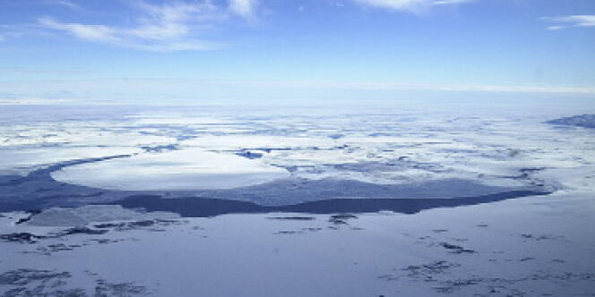 La glace de l'Antarctique renferme des particules venues d'ailleurs. Raison de plus pour y maintenir des équipes de recherches et des militaires