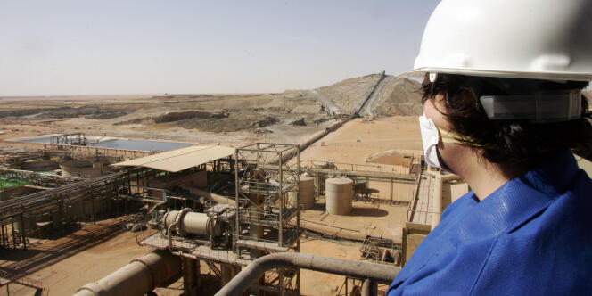 Un employé de la mine d'uranium à ciel ouvert d'Arlit, au Niger. 