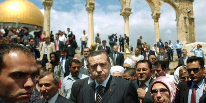 Le premier ministre turc, Reccep Tayyip Erdogan, en visite à Jérusalem le 2 mai 2005 pour aplanir les divergences apparues avec la seconde Intifada et faire d'Ankara l'un des acteurs du processus de paix. 