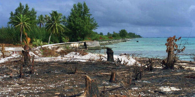 Une île de l'atoll Mururoa, dans le Pacifique, le 6 juin 2000, quatre ans après l'arrêt définitif des essais nucléaires français. 