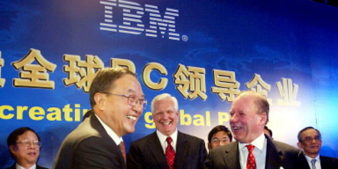 Le président de Lenovo, Liu Chuanzhi, serre la main de John Joyce, vice-président d'IBM, durant une cérémonie à Beijing, le 8 décembre 2004.