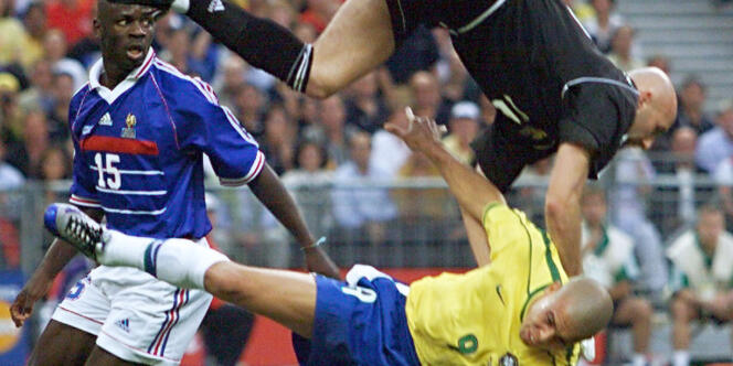 Le choc entre Barthez et Ronaldo lors de la finale de la Coupe du monde 1998l.