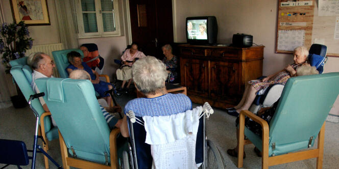 Des personnes âgées à la maison de retraite Saint-Vincent, une des plus grande du département du Rhône.