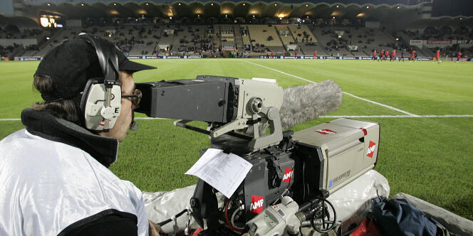 Un cameraman filme pour Canal+ le match de Ligue 1 Bordeaux-Lens, le 30 octobre 2004. 