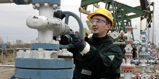 Un employé de la compagnie pétrolière Ioukos, le 12 octobre 2004, dans l'ouest de la Sibérie. 