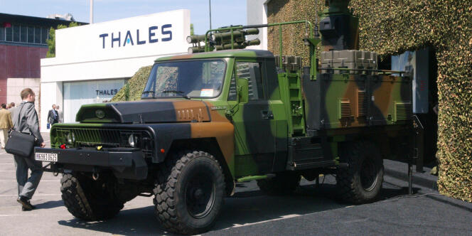Véhicule militaire équipé d'un radar construit par Thales, lors du salon professionnel Eurosatory, au parc des expositions de Villepinte, à Paris, en juin 2004.