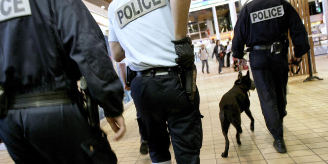 Des policiers patrouillent dans la gare de Perrache à Lyon.