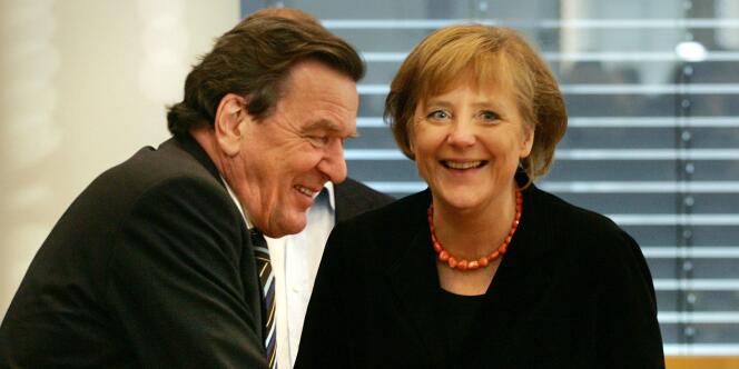 La chancelière allemande, Angela Merkel, et le chancelier sortant à l'époque, Gerhard Schröder, se congratulent le 10 novembre 2005.