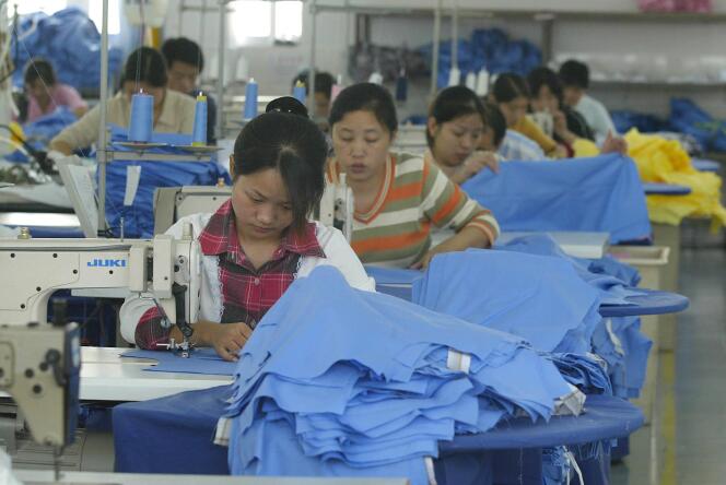 Des employées d'une usine textile à Shenzhen, près de Hongkong. Le gouvernement vise pour 2015 un salaire de base qui ne soit pas inférieur à 40 % du revenu urbain moyen.