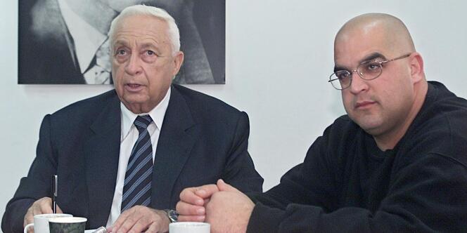 Ariel Sharon et son fils Omri lors de la campagne électorale de février 2001, à Tel Aviv.