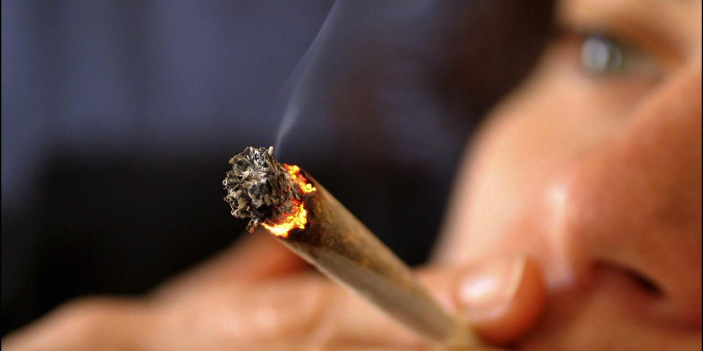 Un joint de cannabis serait jusqu'à cinq fois plus nocif qu'une cigarette