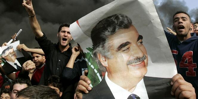 Des Libanais, dans la ville de Naameh, manifestent le 9 janvier 2006 en hommage à Rafic Hariri.
