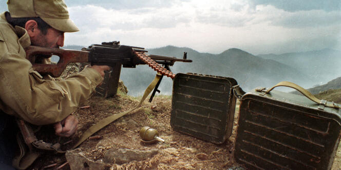 Cette image, datée d'avril 1993, montre un soldat arménien en position, sur la ligne de démarcation avec l'armée d'Azerbaïdjan, dans le Haut-Karabakh.