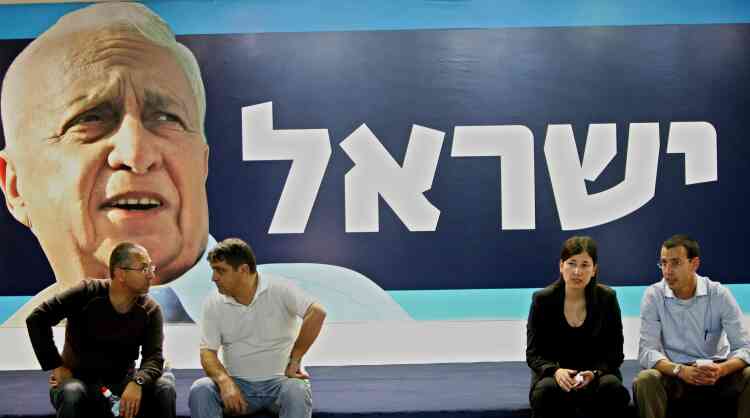 En novembre 2005, le premier ministre Ariel Sharon a quitté le Likoud, qu'il avait contribué à forger, pour fonder Kadima ("En avant !" en hébreu). Il a été suivi par un petit groupe de fidèles, dont le ministre des finances, Ehoud Olmert, et celle de la justice, Tzipi Livni.