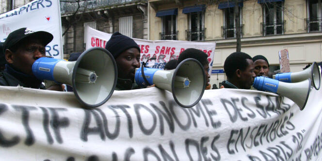 Quelque 1800 sans-papiers manifestent le 8 février 2003 à Paris pour dénoncer 