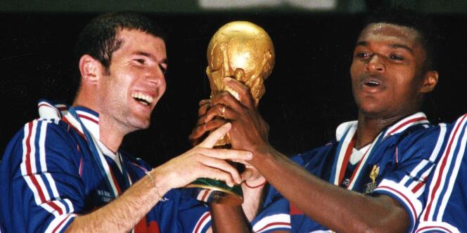 Aux côtés de Zinédine Zidane, Marcel Desailly brandit la Coupe du monde, le 12 juillet 1998.