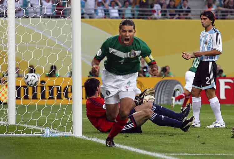 Le capitaine mexicain Rafael Marquez vient d'ouvrir la marque dans le match Mexique - Argentine. A la reprise d'un coup franc, Marquez devance Ayala et trompe le gardien Abbondanzieri d'une reprise du droit. Le Mexique mène 1 à 0 à la 6e minute de jeu 