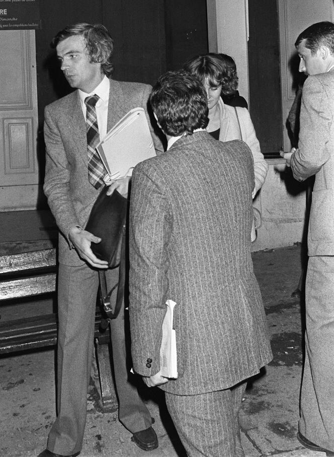 Le juge marseillais Pierre Michel (à gauche) procède le 12 octobre 1979 à Marseille à la reconstitution de la fusillade du bar du Téléphone. Le juge Michel a été assassiné le 21 octobre 1981 à Marseille par deux truands.