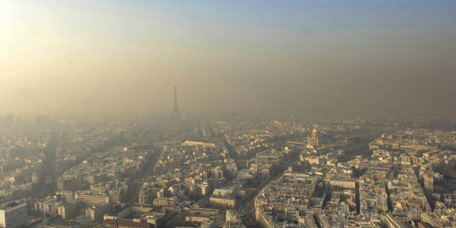 Vue de Paris un jour d'alerte à la pollution.