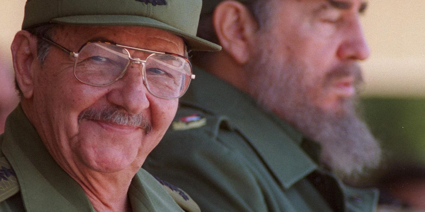 Fidel Castro délègue ses pouvoirs à son frère Raul