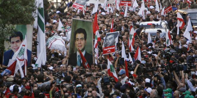 Le cercueil de Pierre Gemayel, ministre libanais assassiné mardi 21 novembre, arrive à Beyrouth, accompagné par de nombreux sympathisants, jeudi 23 novembre.