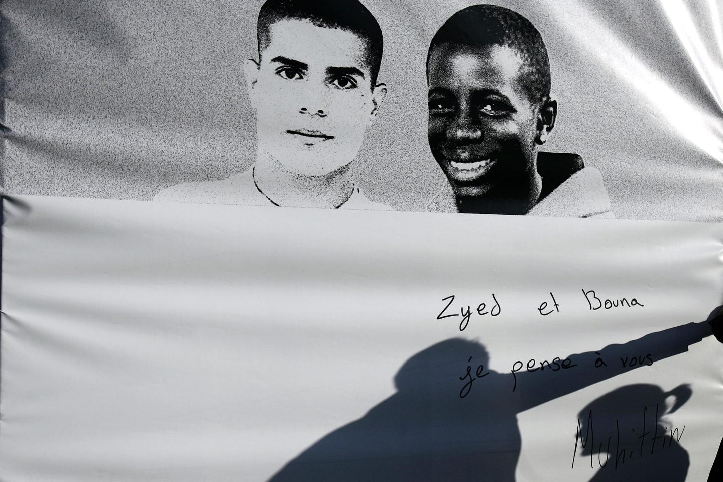 « Pourquoi ont-ils couru ? » Vingt ans après la mort de Zyed et Bouna, une question toujours aussi brûlante « Pourquoi ont-ils couru ? » Vingt ans après la mort de Zyed et Bouna, une question toujours aussi brûlante