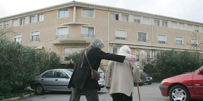 Devant une maison de retraite à Marseille.