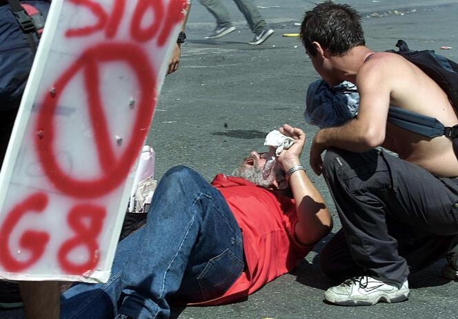 Un manifestant anti-G8 à Gênes incommodé par les gazs lacrymogènes utilisés par la police, le 21 juillet 2001.