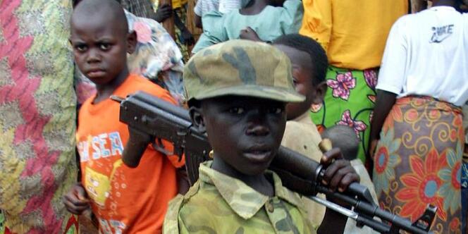 Enfant soldat de l'Union patriotique congolaise (UPC), en République démocratique du Congo, le 13 octobre 2003.