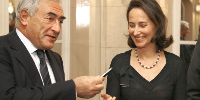 Dominique Strauss-Kahn remet à Ségolène Royal ses propositions sur la fiscalité, le 9 février 2007.