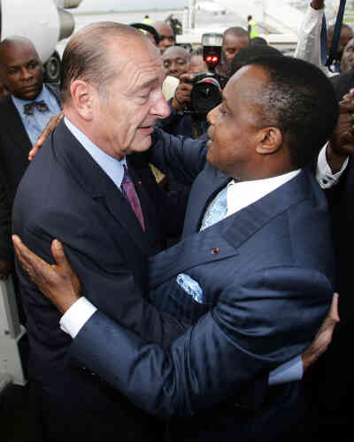 Jacques Chirac est accueilli par Denis Sassou-Nguesso, le président du Congo, à Brazzaville, le 4 février 2005.