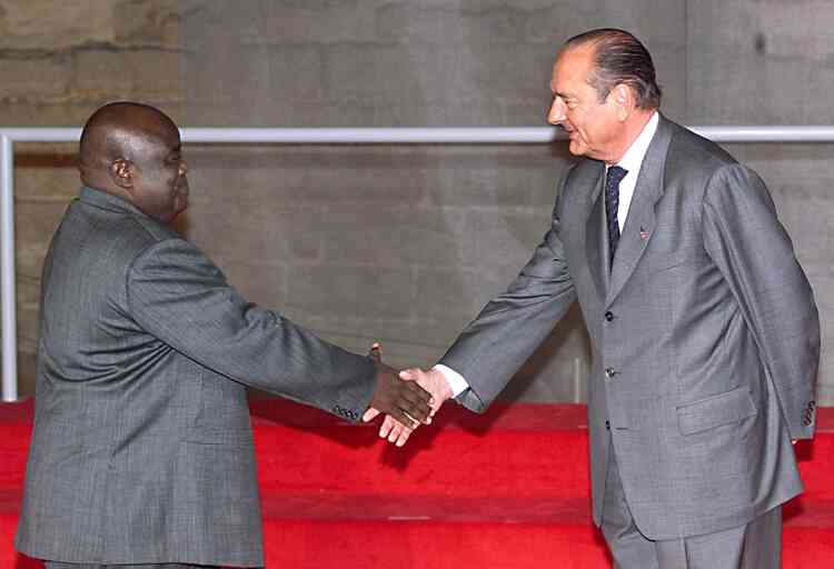 Jacques Chirac accueille Laurent-Désiré Kabila, le président de la RDC, au 20e Sommet franco-africain de Paris, le 27 novembre 1998.