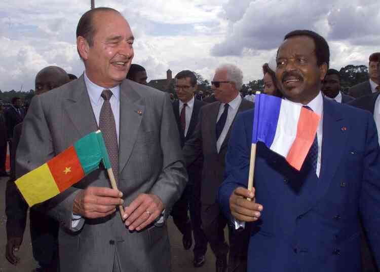 Jacques Chirac en compagnie de son homologue camerounais, Paul Biya, le 24 juillet 1999, lors de son arrivée à Yaoundé.