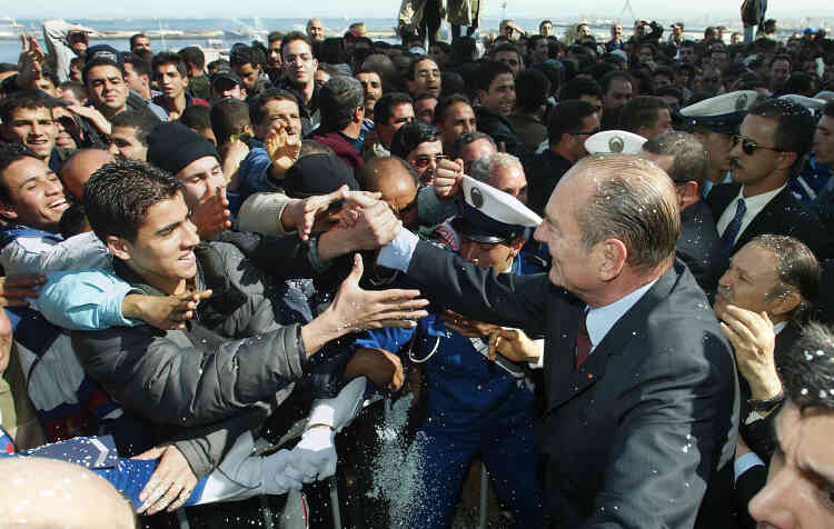 Bain de foule de Jacques Chirac à Alger, le 2 mars 2003.