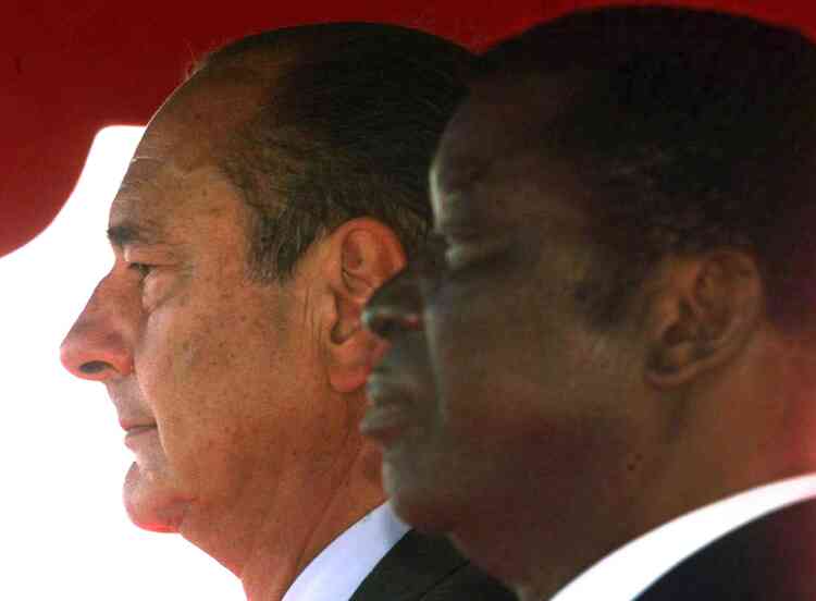 Le président Jacques Chirac et son homologue togolais, le général Gnassingbé Eyadema, écoutent les hymnes nationaux, le 22 juillet 1999 à Lomé.