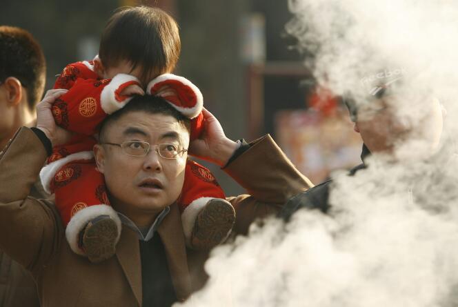 Un jeune garçon sur les épaules de son père, lors des cérémonies du nouvel an chinois, en février 2007.