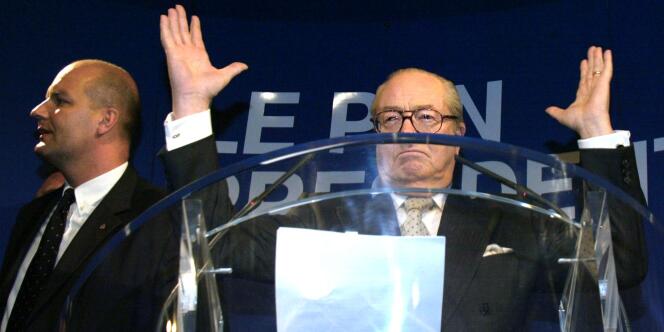 Jean-Marie Le Pen, le soir du 21 avril 2002, alors qu'il accède pour la première fois au second tour de l'élection présidentielle.