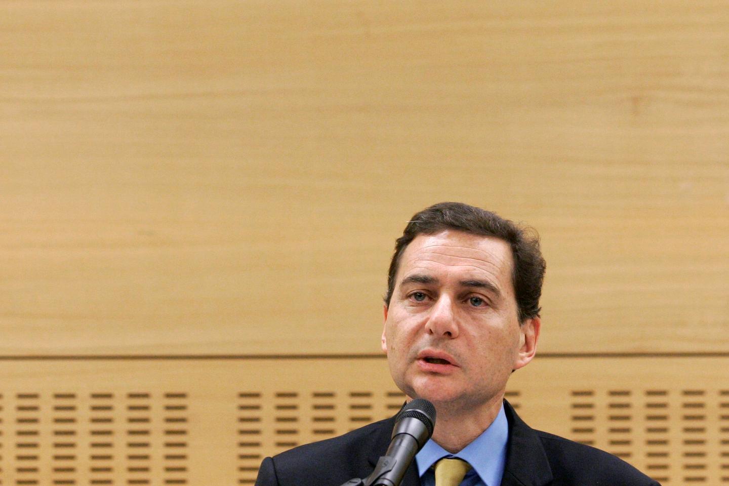 Etienne Besson Ancien dirigeant du PS, Eric Besson dit avoir