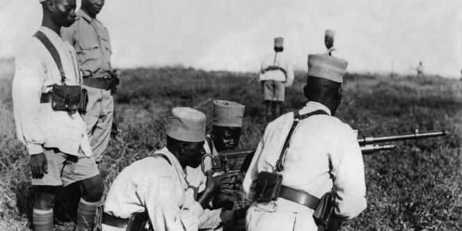 Des tirailleurs sénégalais à l'instruction dans un camp d'entraînement dans les colonies françaises en Afrique, le 4 décembre 1939. 
